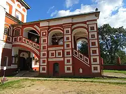 Крыльцо и вход в нижний Благовещенский храм