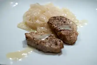 Свиная вырезка с луковым соусом