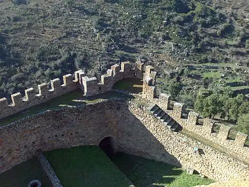 Башня и участок стены