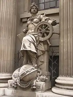 Одна из скульптур на здании