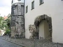 Porta Praetoria — северные ворота Castra Regina, ставшие частью стены резиденции епископа Регенсбурга