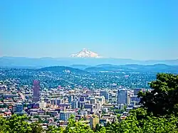 Вид на центральную часть Портленда, на заднем плане — гора Маунт-Худ