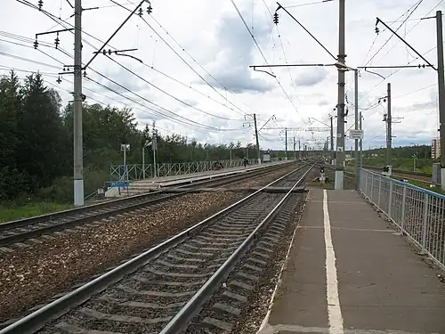 Вид на боковую платформу и настил