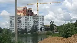 Строящиеся часовня у пруда и 2 дома ЖК Престиж