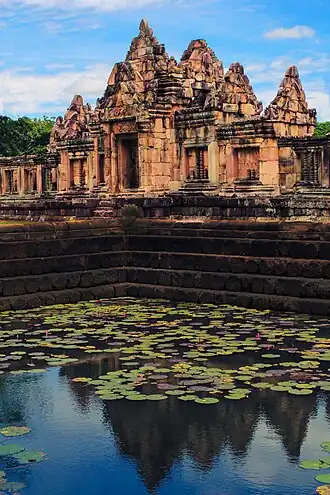 Гопурам и пруд храма