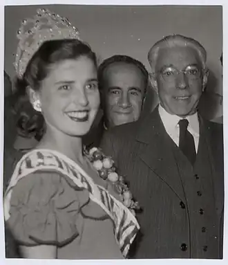 Справа налево: президент Мартинес Труэба, глава МВД Хуан Франсиско Гишон и королева праздника урожая Нелли Мейбл Родригес (1951)