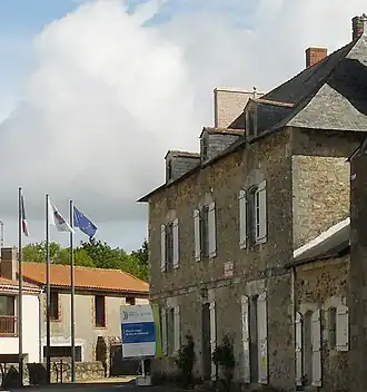 Здание бывшего аббатства, в котором размещен туристический офис