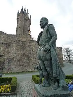 Памятник Вильгельму I Оранскому у основания башни