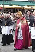 Епископ Брюгге в Каппа во время церковной процессии