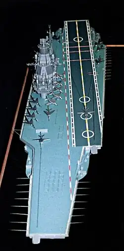 Модель авианесущего крейсера проекта 1153 из музея истории Невского ПКБ — на палубе размещены модели истребителей МиГ-23К и штурмовиков Су-25К