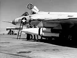 Подвеска ракеты к самолёту F4D