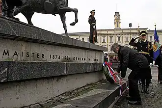 Делегация министерства обороны Словении у памятника Рудольфу Майстеру (Любляна, 2013)