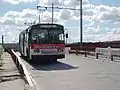 Троллейбус на мосту.