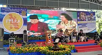 На форуме «Роль искусства в гармонизации жизни общества» (Международный фестиваль поэзии и народной песни в Пангкоре) 15 декабря 2012 г.