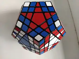 Узор на Мегаминксе 5×5, также известном как Гигаминкс