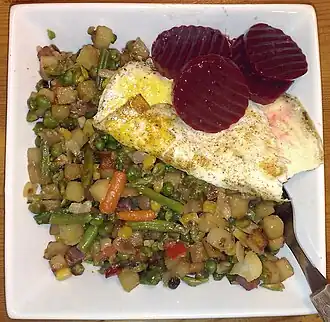 Питтипанна с овощами, ломтиками свёклы и яичницей