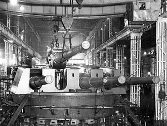 Сборка четырёхорудийной 356-мм башни на заводе Армстронга в Элсвике