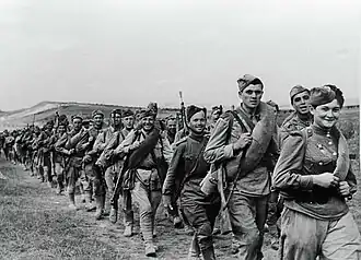 Стрелковые войска РККА, на марше, движение походным шагом 1 сентября 1943 года