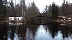 Тросна, вид на мост бывшей УЖД близ нежилого поселка Тросно, апрель 2019