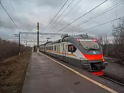 Поезд на станции Орудьево, видно разобранный путь