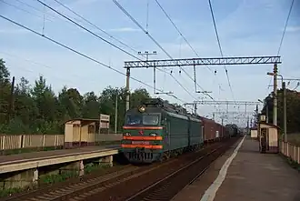 Товарный поезд с электровозом на  платформе Головково (2009)
