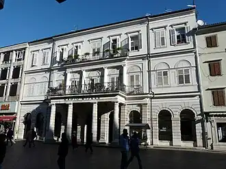 Фасад здания «Радио Риека» выходящий на улицу Корзо.