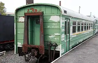 Головной вагон ЭР2 с задней стороны. Металлический межвагонный переход