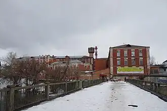 Вид на фабрику со старого моста через Пахру