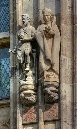 Скульптурные фигуры Николая Верденского и архиепископа Райнальда фон Дасселя, установленные на втором этаже Кёльнской ратуши, в числе знаменитых жителей Кёльна (VIII—XVII века)