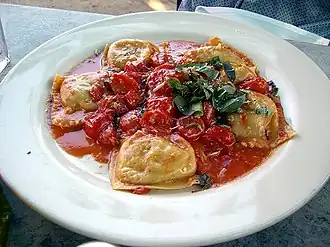 Тарелка с равиоли под маринарой