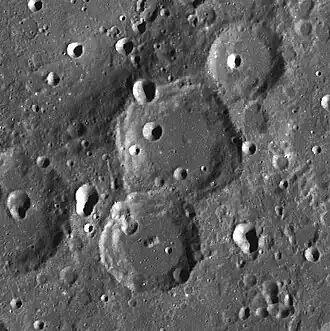 Снимок зонда Lunar Rec. Кратер Разумов в центре снимка, в нижней части – кратер Петропавловский, слева вверху кратер Ландау.