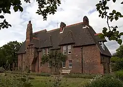 Задний фасад здания