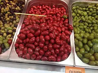 Зелёные оливки, окрашенные свекольным соком