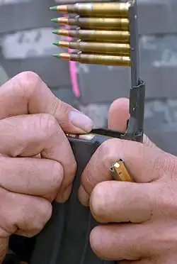 Заряжание магазина автоматической винтовки (автомата) М16 с помощью обоймы и специального переходника.