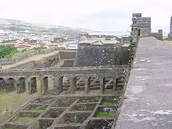 Волчьи ямы перед крепостью конца XVI века на Азорских островах.