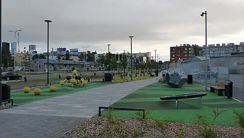 Одна из игровых площадок рядом с улицей