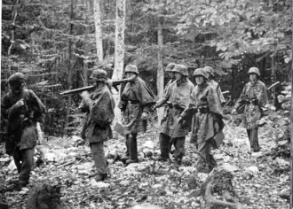 Бойцы полка на выполнении задания в лесах Словении. 1944 год.