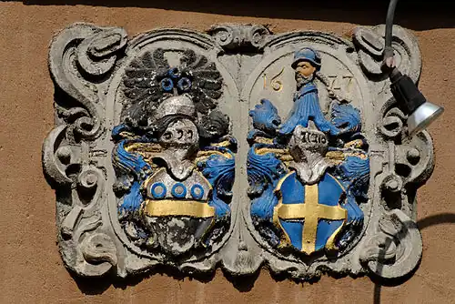 Рельеф господ фон Шайдт-Вешпфенниг на входном портале. 2011 год.