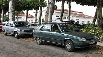 Renault 11 на переднем плане и Renault 9 за ним