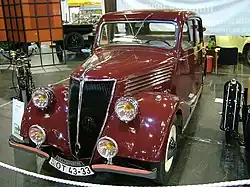 Седан ADC2 (1937)Новая решётка радиатора и бамперы