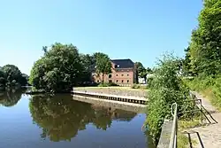 Вид на фасад пакгауза в Рендсбурге, Холльсенштрассе 15, со стороны Ан-Унтерайдер.