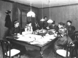 Женщины сидят вокруг стола