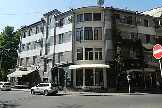 Фасад дома, выходящий на угол улиц Спендиаряна и Степана Зоряна