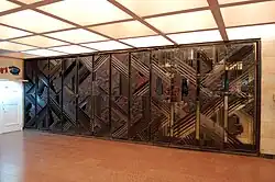 Декоративная решётка в подземном вестибюле