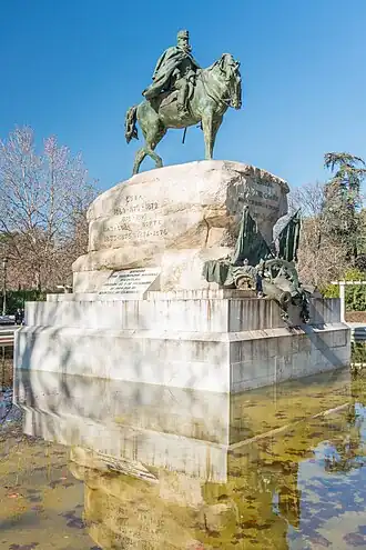 Вид с левой стороны памятника