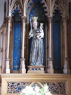 Статуя «Мадонна с младенцем»