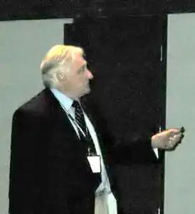 Ричард Бейдер на конференции Канадского химического общества в 2009 году