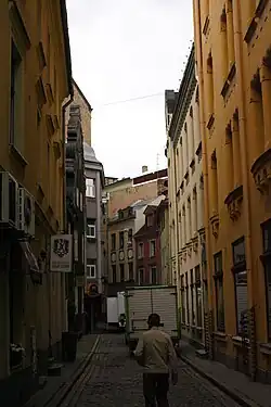 Улица Маза Смилшу от улицы Мейстару. Первый фасад справа — Дом с чёрными котами