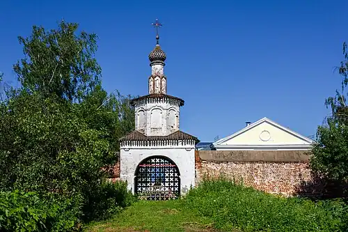 Бывшие святые ворота Троицкого монастыря