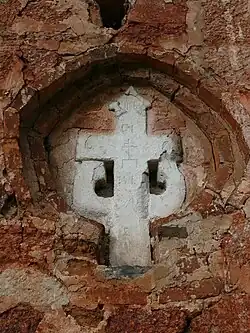 Вкладной крест на южном фасаде церкви